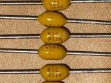 Aksiyal kurşunlu (axial leaded) seramik kapasitörlerdir.